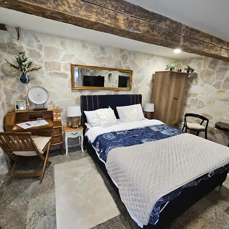 Stone Apartament *